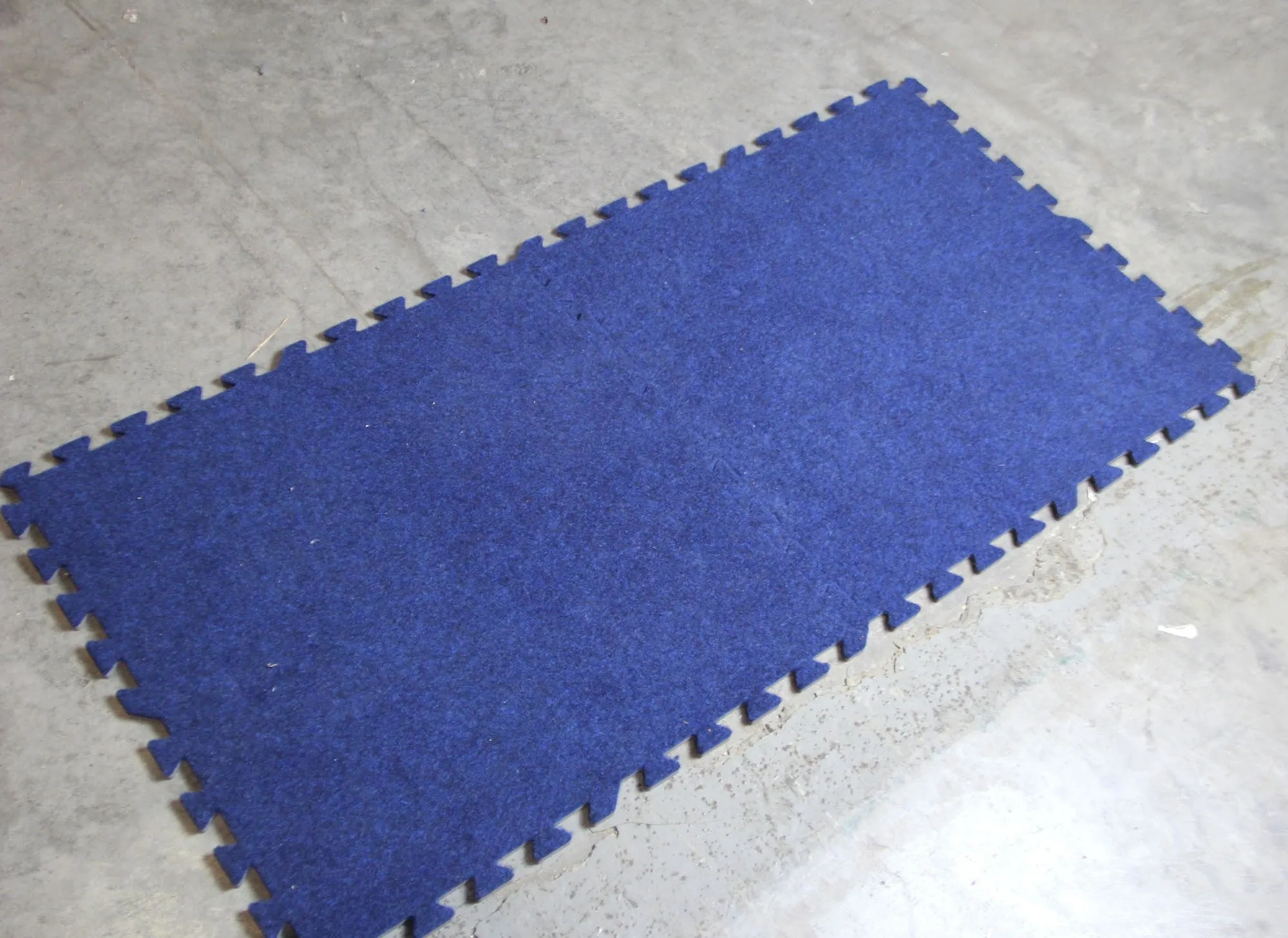 10 x 10 Blue Carpet Tile Interlocking Flooring Kit - Used